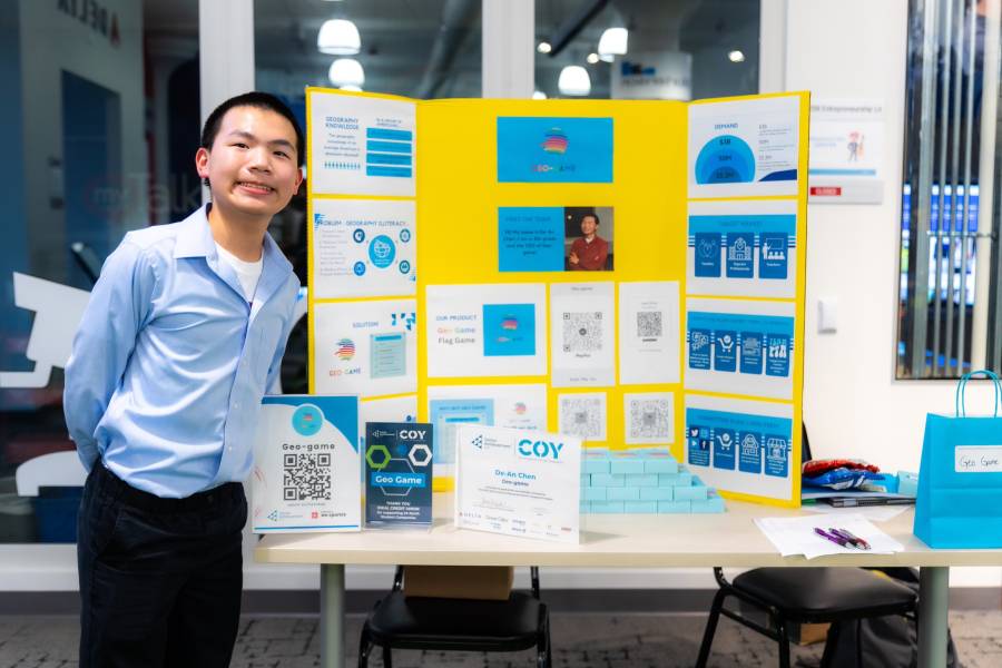 Photo from Ignite event with De-An Chen, the creator of Geo-game, a student company in the expo
